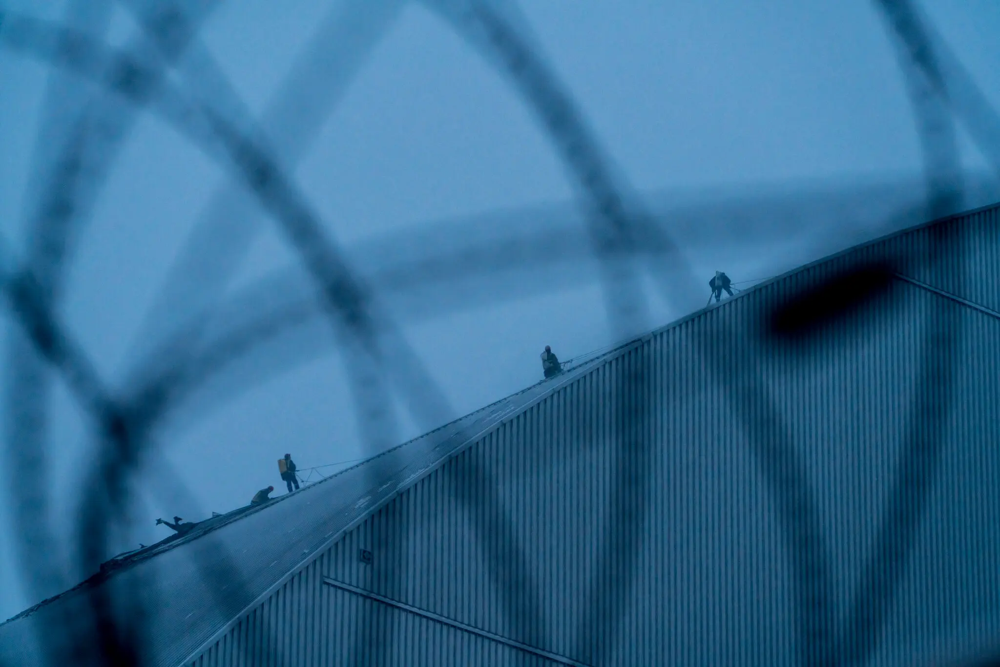 Гасіння пожежі, викликаної безпілотником, передбачало пробивання додаткових отворів і розпилення води в приміщення з контрольованою вологістю.